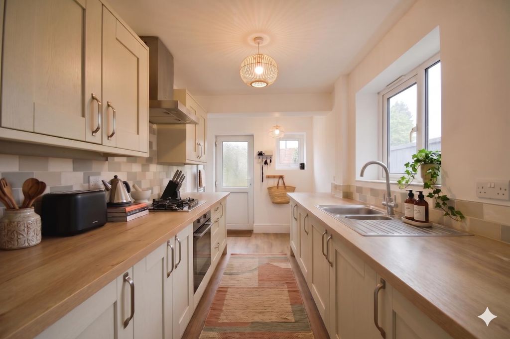 Property photo 2 of 10 Kitchen 01 Staged.Png