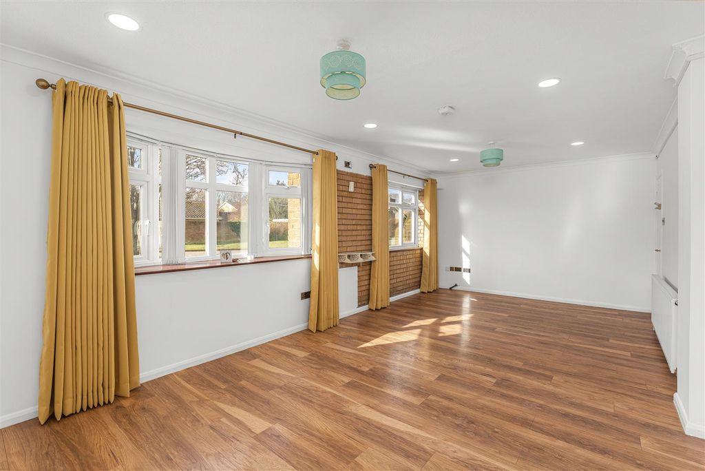 Property photo 2 of 10 36 Elton Road, Banbury-7.Jpg