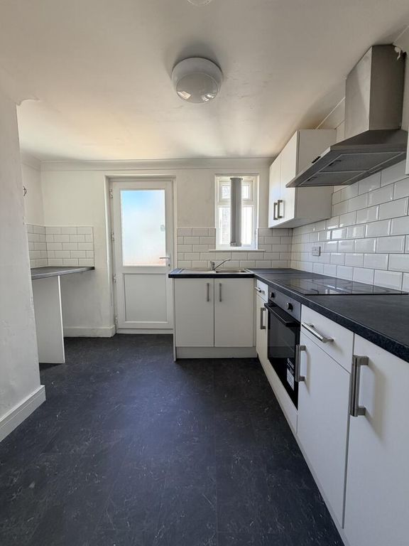 Property photo 3 of 15 Kitchen