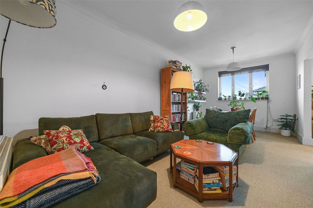 Property photo 1 of 11 Living Room