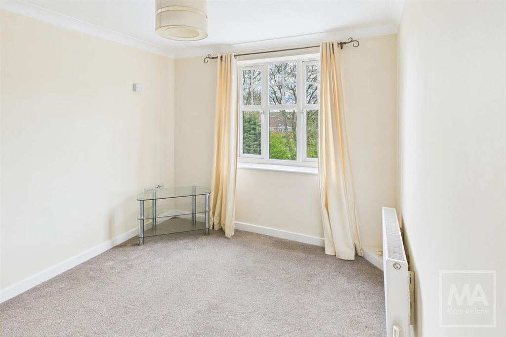 Property photo 3 of 8 Lounge