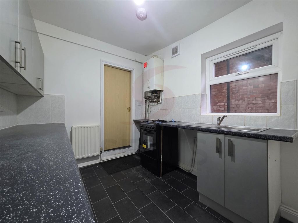 Property photo 3 of 7 Kitchen