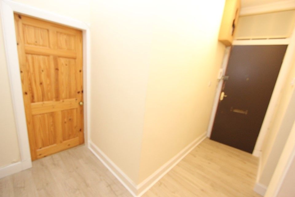 Property photo 2 of 10 Hallway