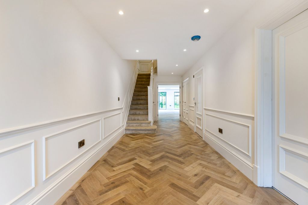 Property photo 3 of 14 Hallway