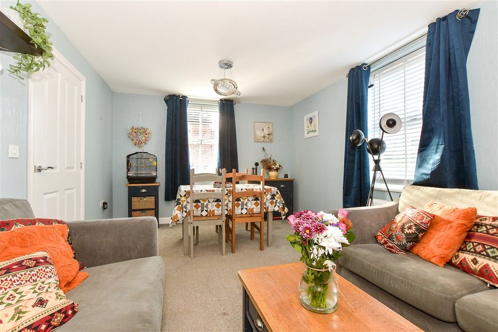 Property photo 2 of 12 Lounge