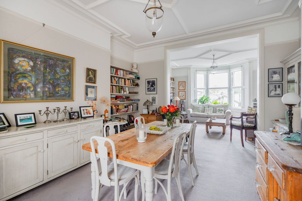 Property photo 2 of 28