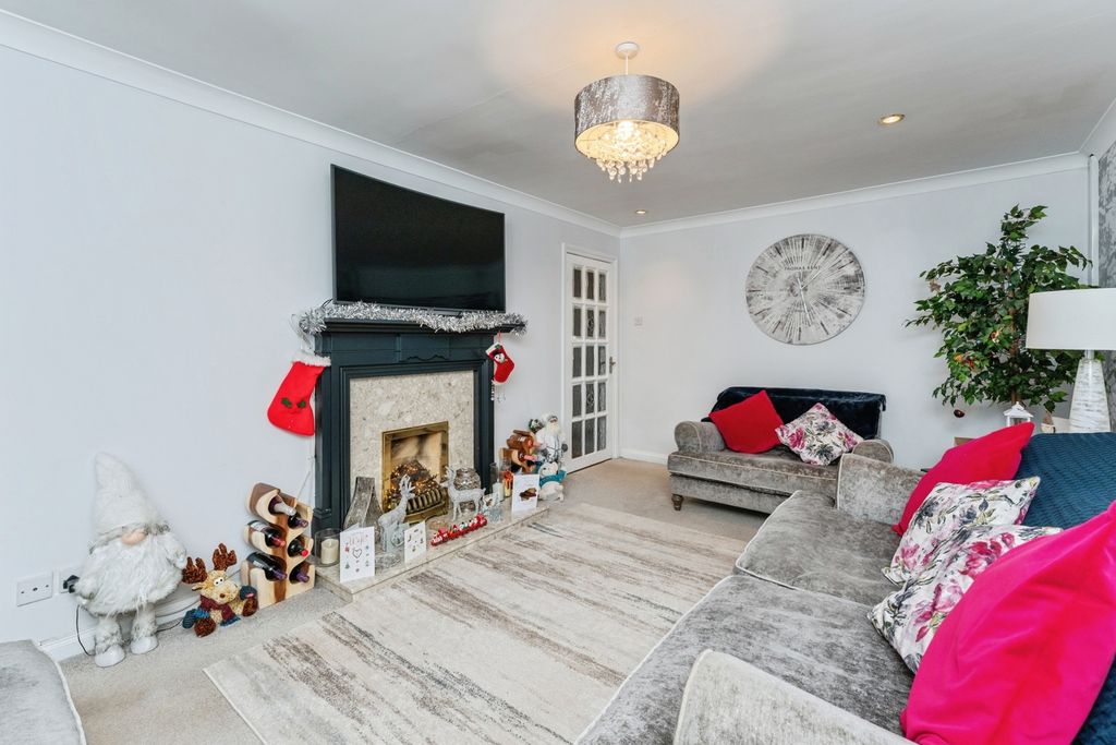 Property photo 3 of 19 Lounge