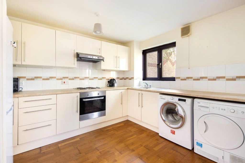 Property photo 3 of 6 Kitchen