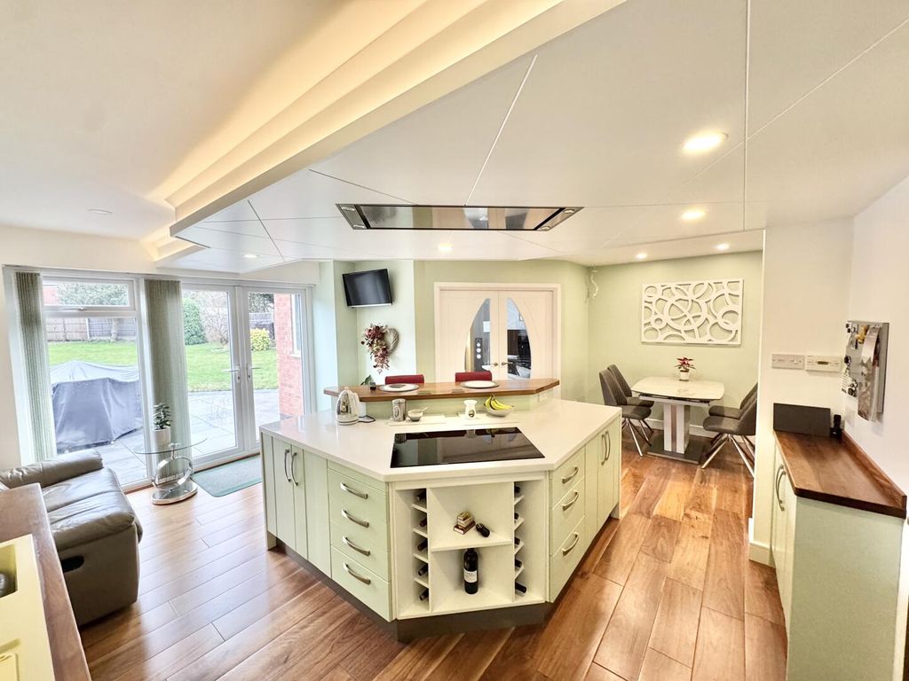 Property photo 2 of 23 Dining Kitchen