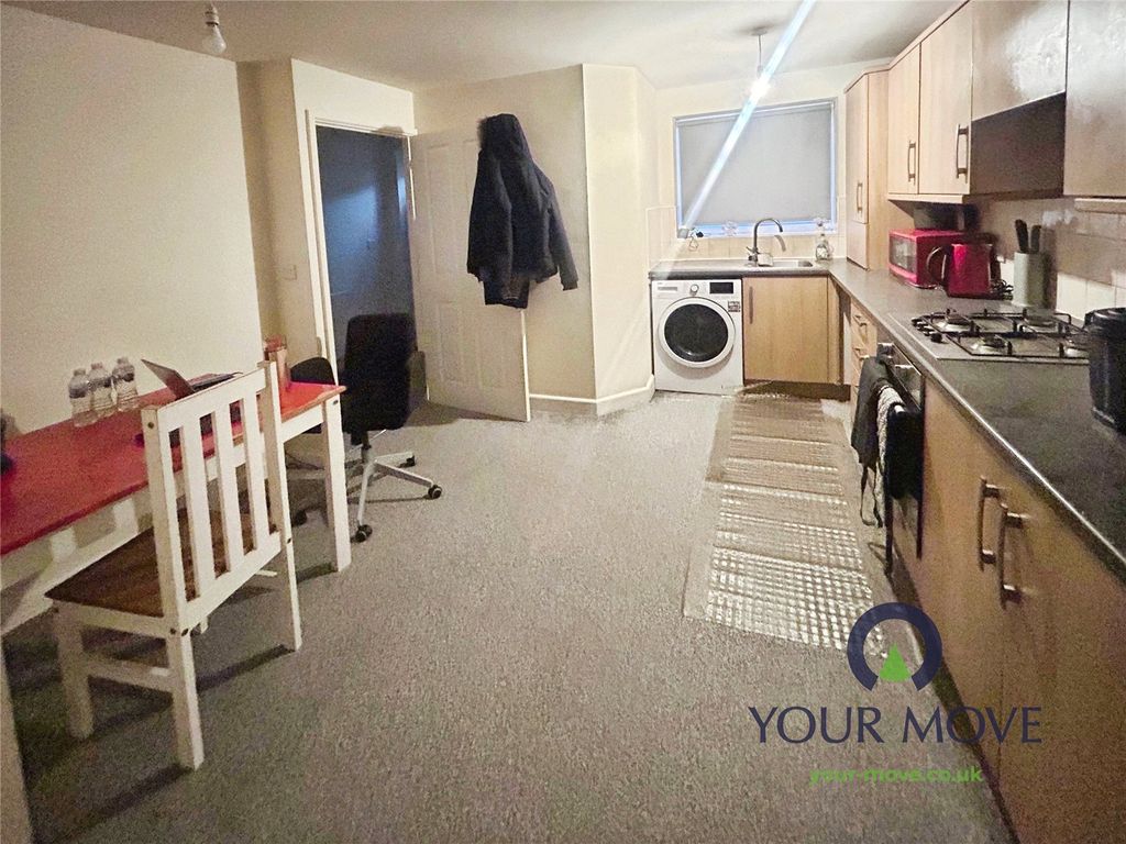 Property photo 3 of 11 Kitchen