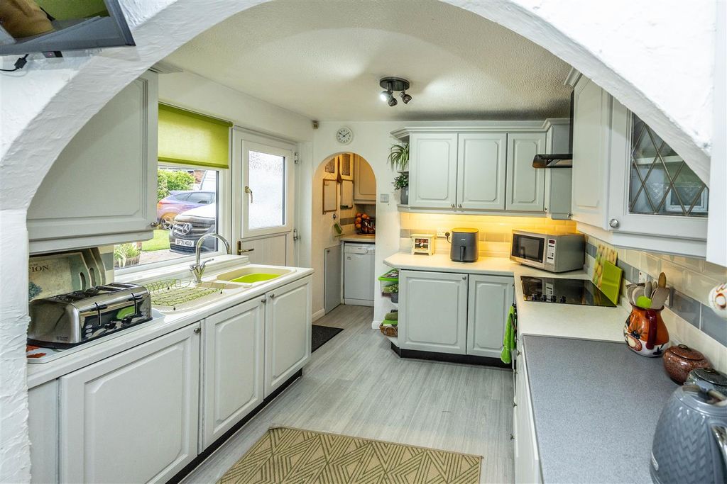 Property photo 2 of 32 19Oldwake-010825-2.Jpg