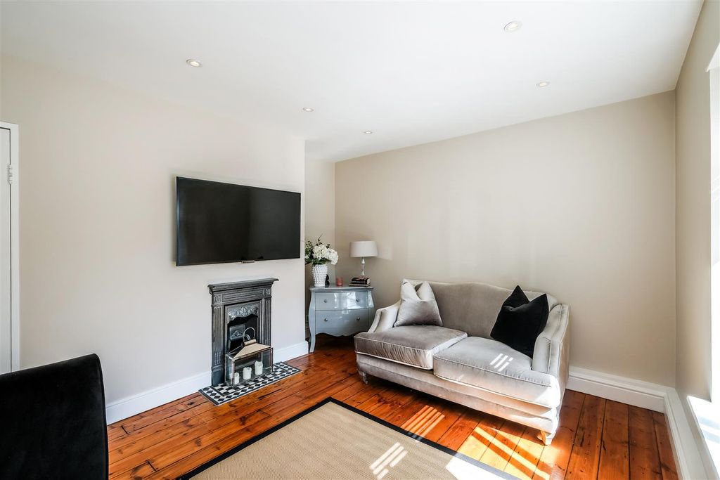 Property photo 3 of 17 4 Rivenhall Gardens-4.Jpg