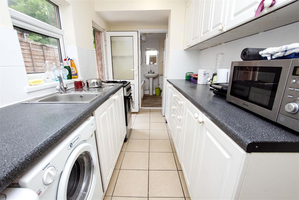Property photo 2 of 10 Kitchen