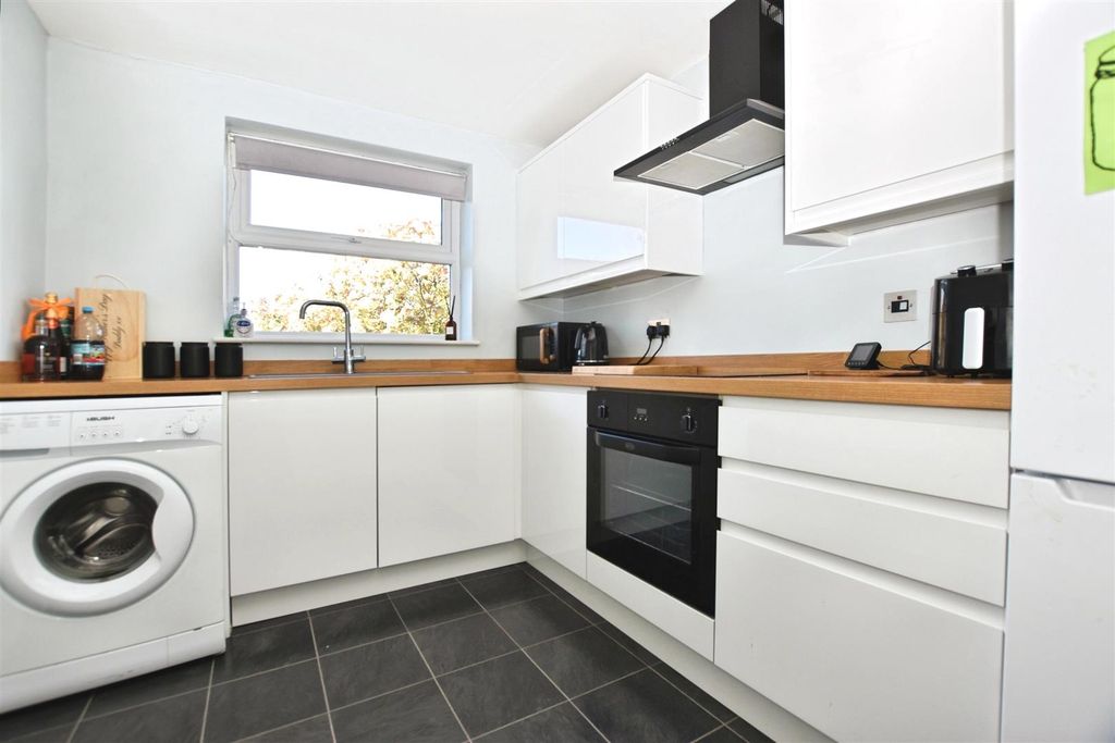 Property photo 2 of 10 Kitchen