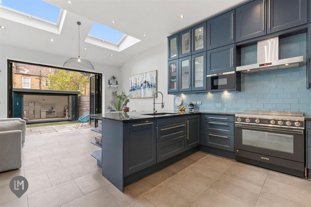 Property photo 2 of 10 Kitchen/Dining Room