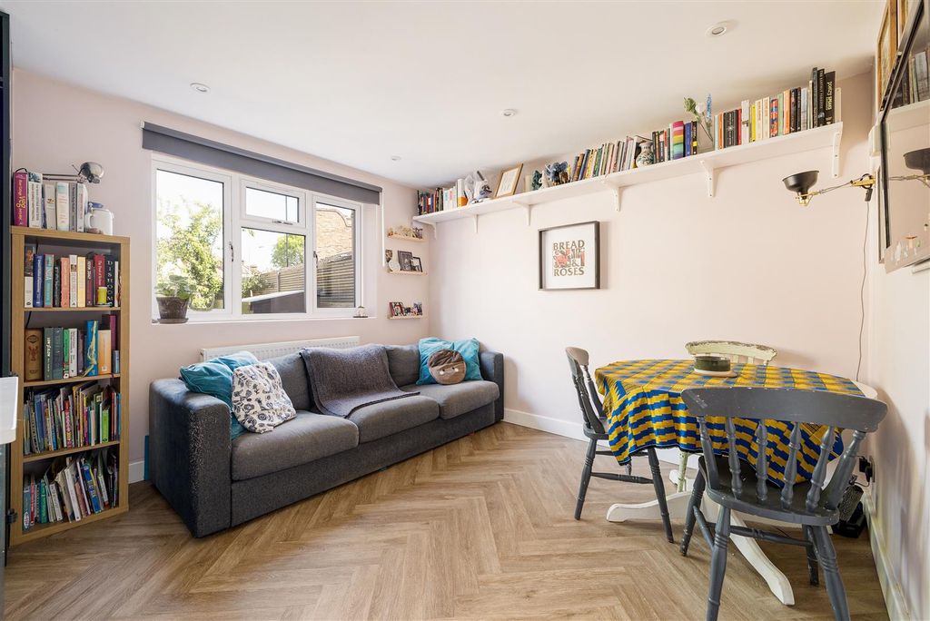 Property photo 3 of 22 Dames Road, E7