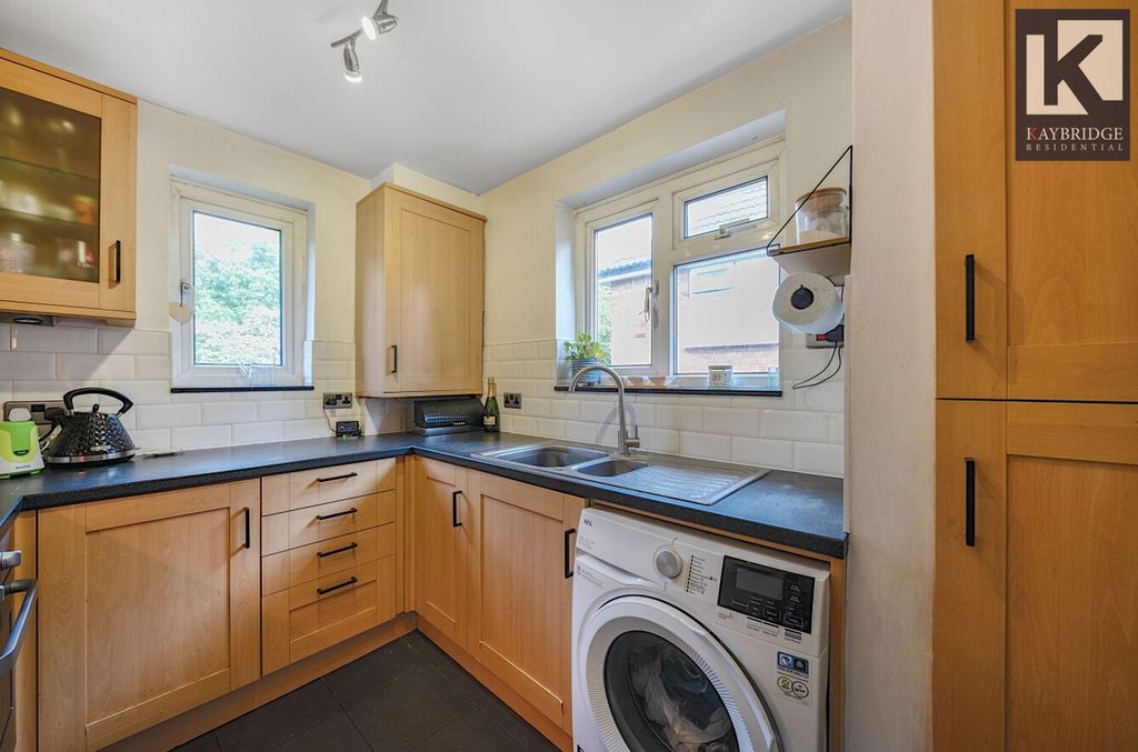 Property photo 3 of 16 Ardrossan Gardens, Kt4 7Az