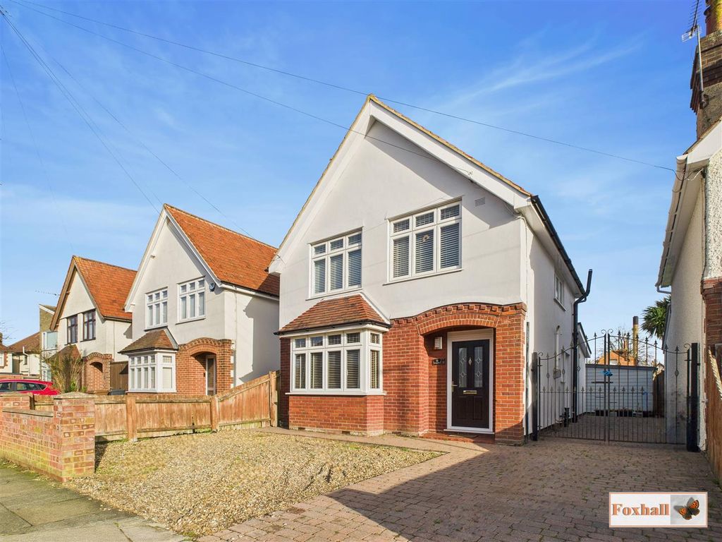 Property photo 1 of 20 Front Garden