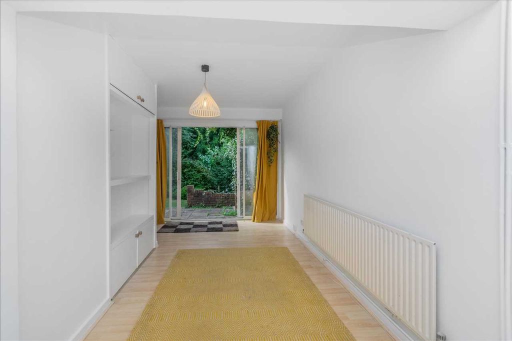 Property photo 3 of 11 Kitchen