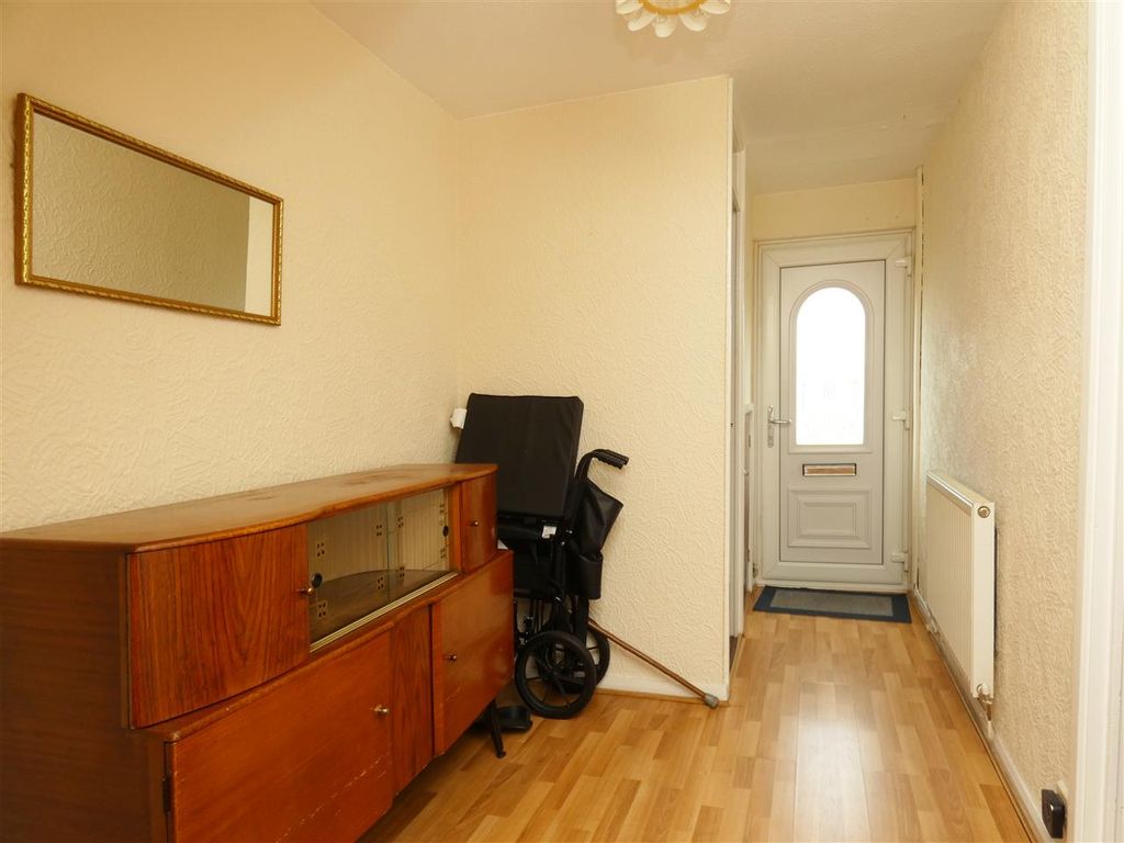 Property photo 3 of 17 Entrance Hall