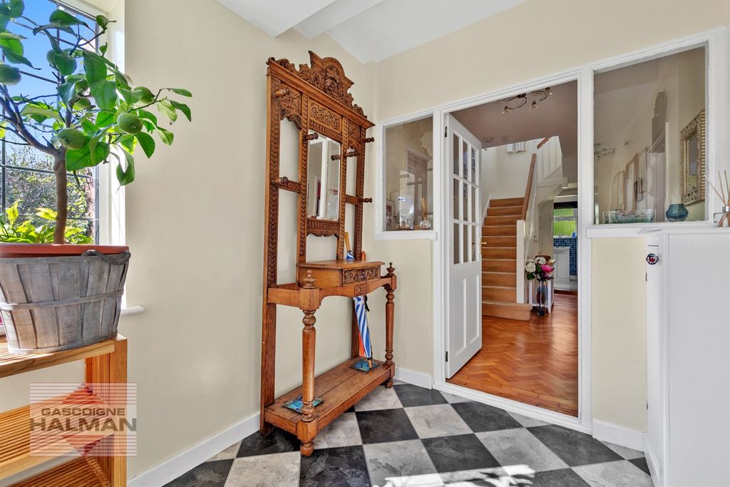 Property photo 2 of 18 Entrance Porch