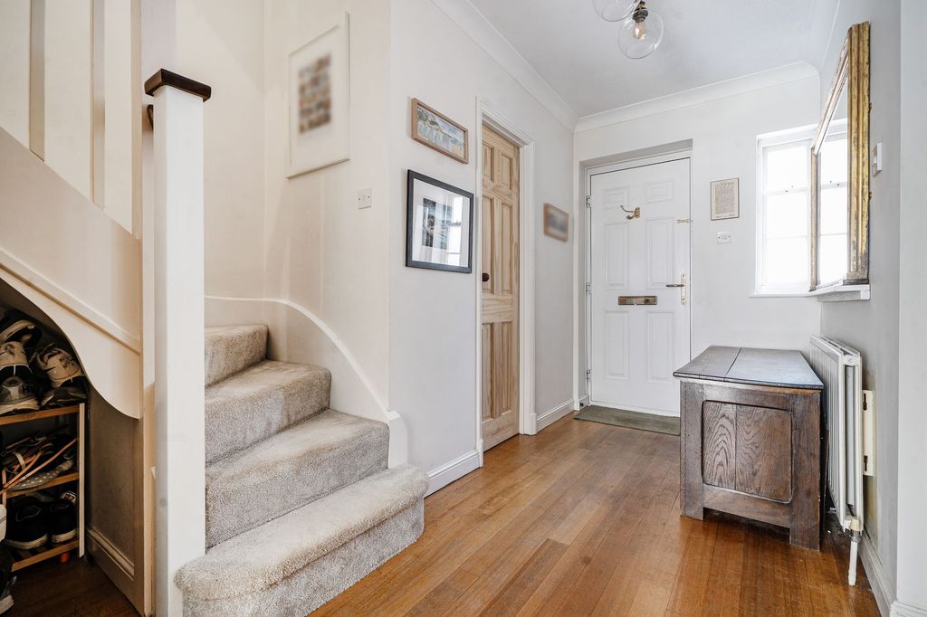 Property photo 2 of 19 Entrance Hall