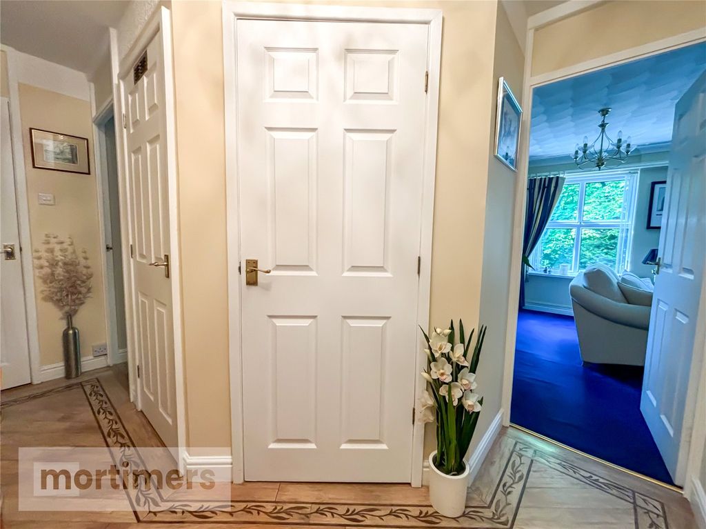Property photo 3 of 18 Entrance Hall