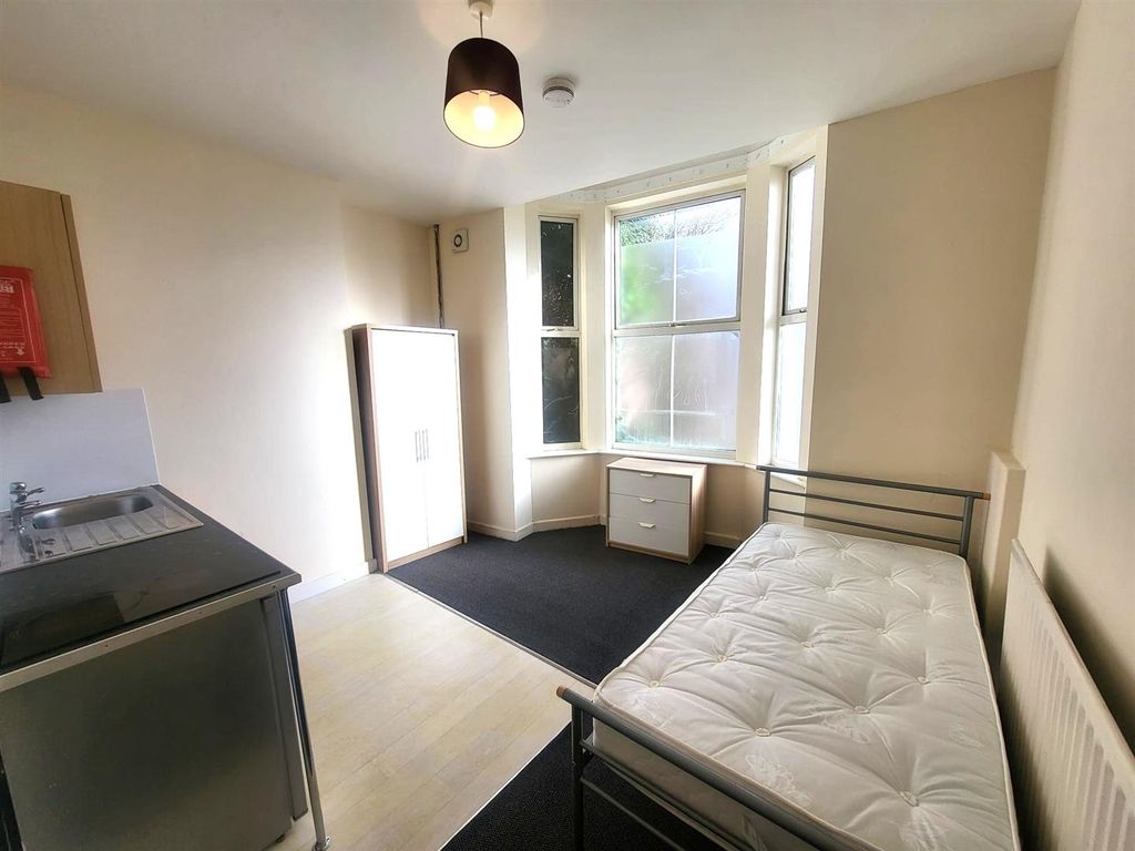 Property photo 2 of 7 Studio Pic 1