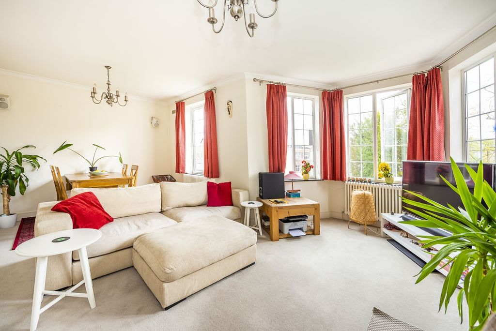 Property photo 2 of 8 Beresford Court