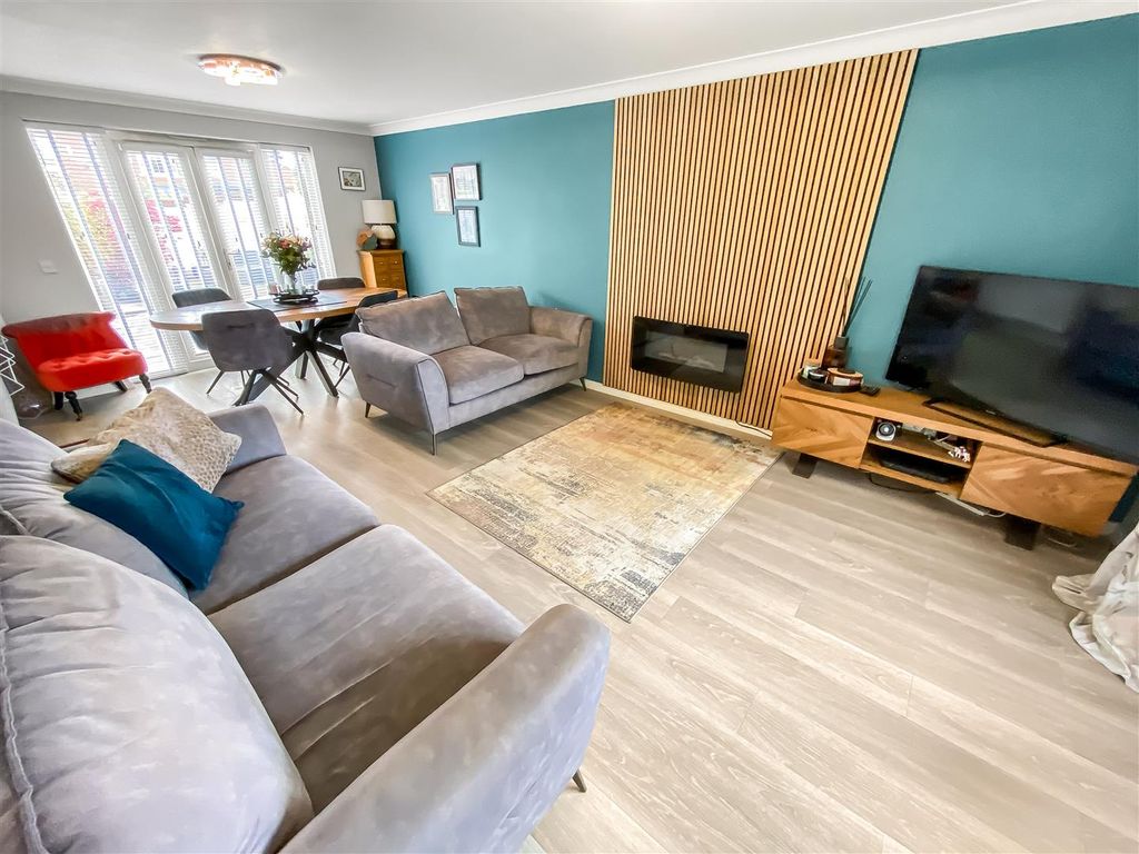 Property photo 3 of 17 Lounge