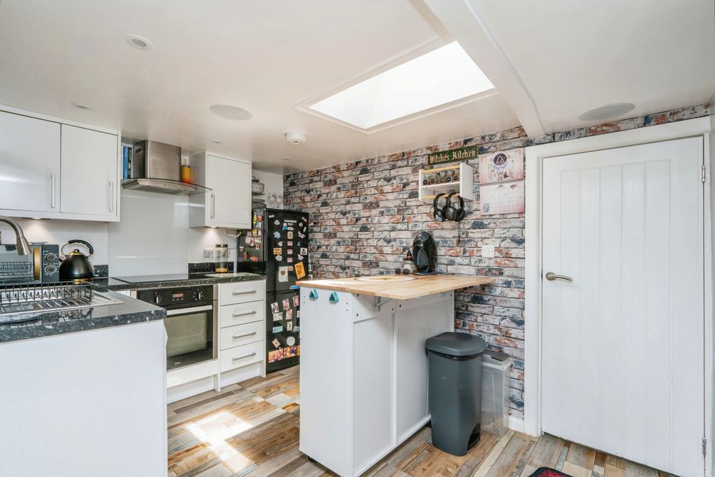 Property photo 2 of 15 Kitchen/Breakfast