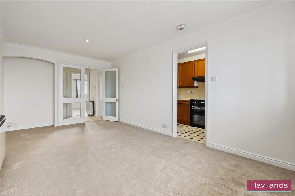 Property photo 3 of 12 28 Bourneside Crescent, London N14 6Sp-With Waterm