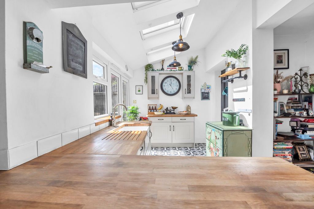 Property photo 3 of 20 Kitchen/Breakfast Room