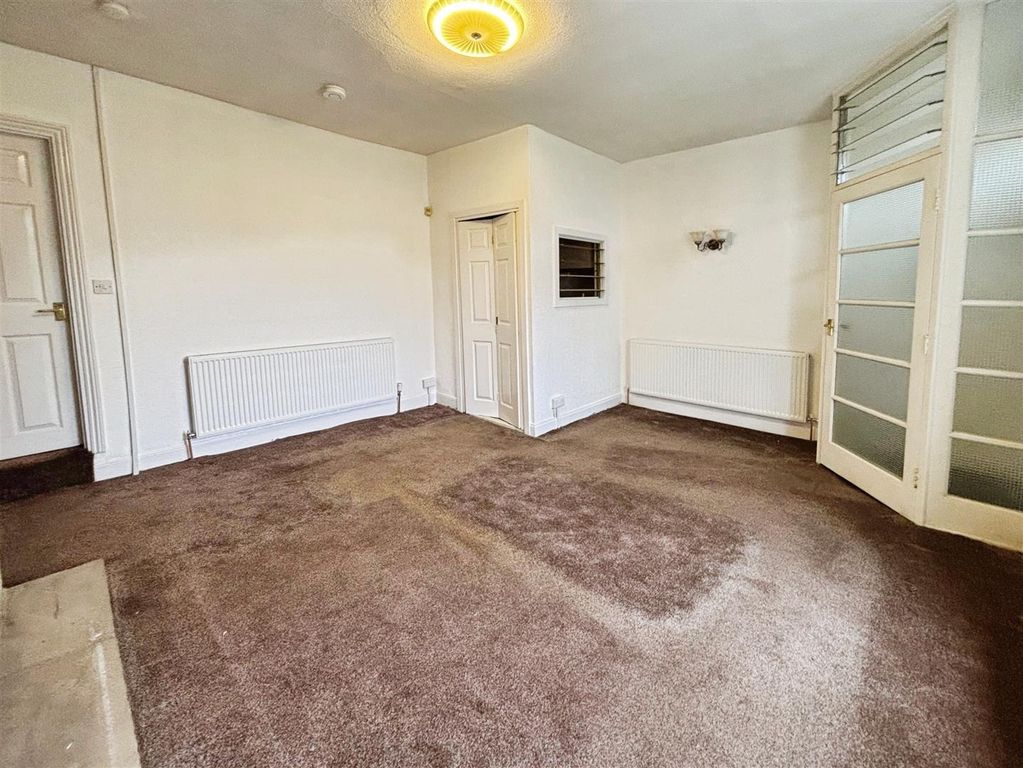 Property photo 3 of 15 Lounge