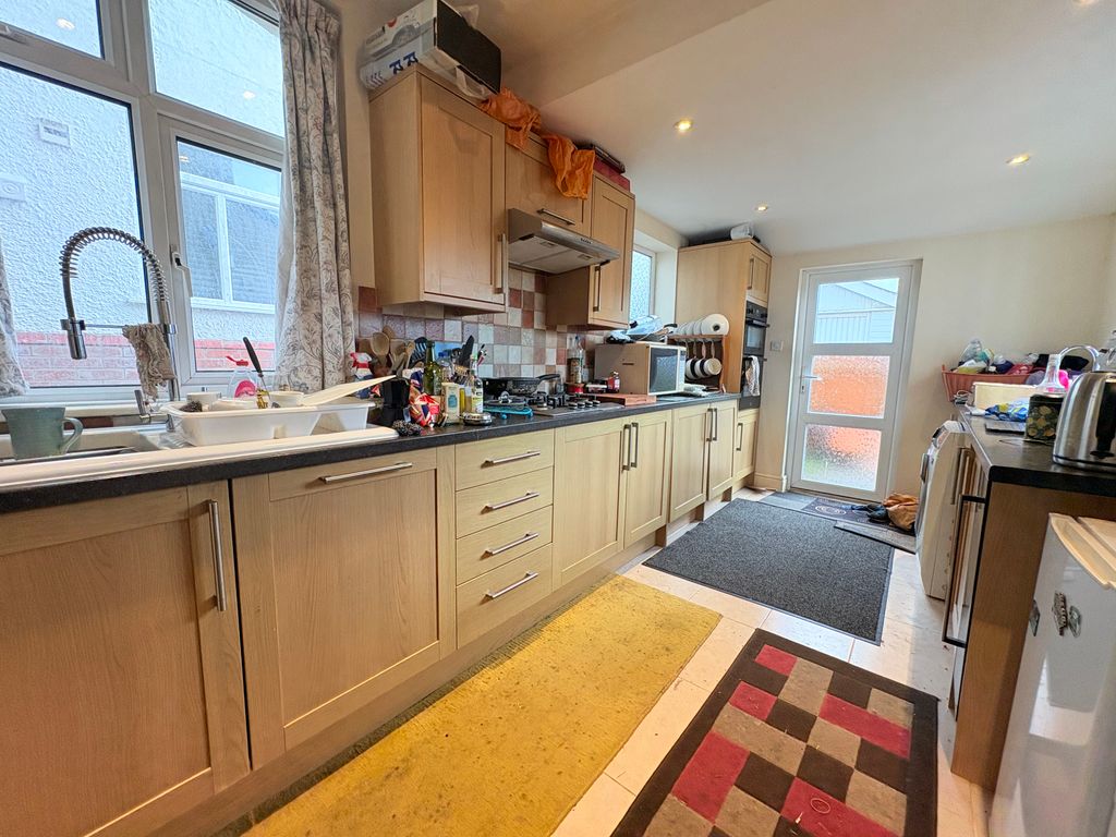 Property photo 3 of 11 Kitchen