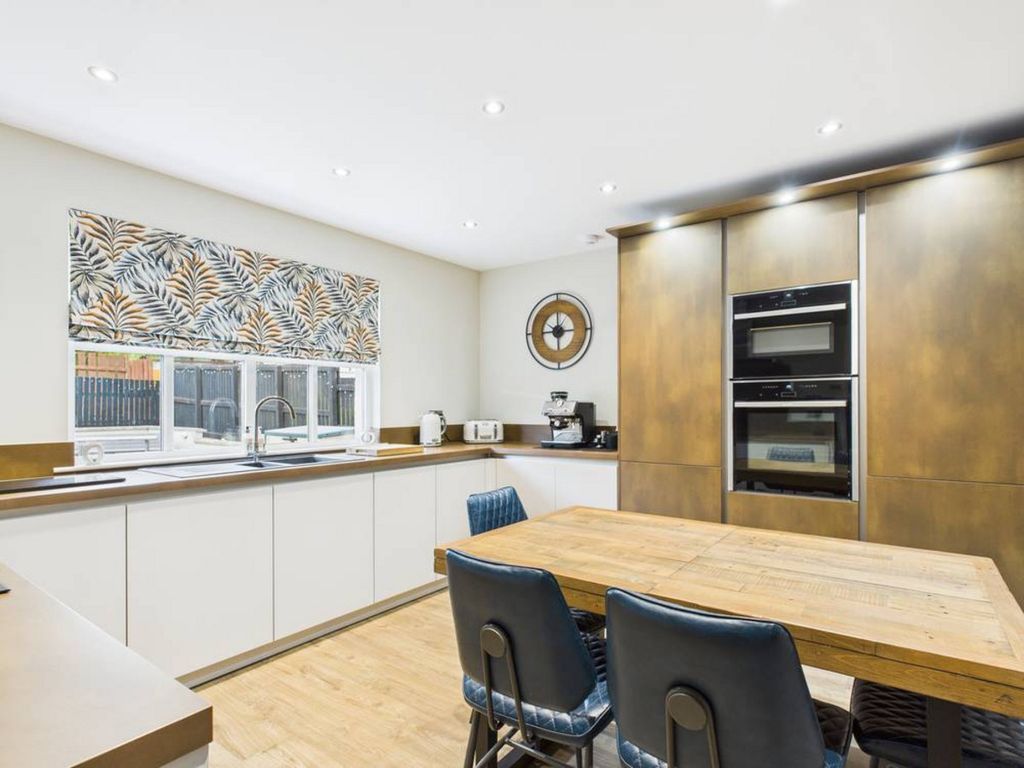 Property photo 2 of 28