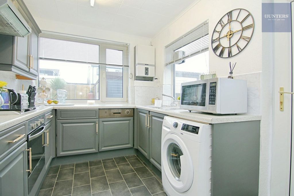 Property photo 3 of 18 Kitchen