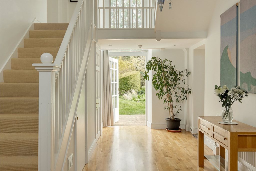 Property photo 3 of 21 Entrance Hall