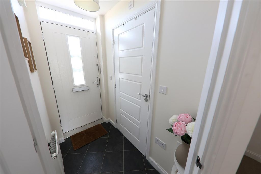 Property photo 2 of 18 Entrance Hall