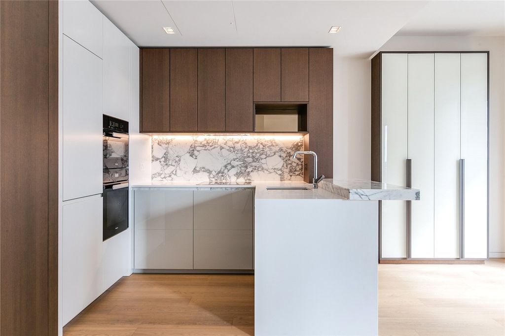 Property photo 3 of 18 Reception/Kitchen