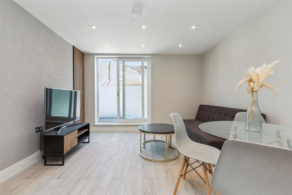 Property photo 3 of 7 Flat 2, 52 Gilbey Road Sw17 Reception 2 New.Jpg