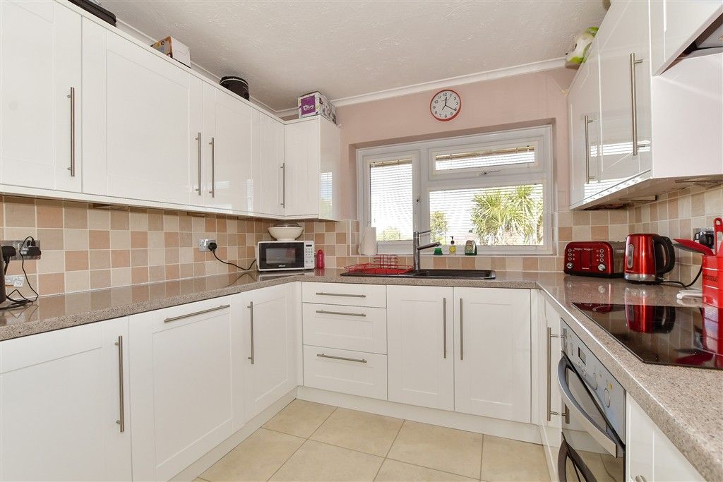 Property photo 3 of 11 Kitchen