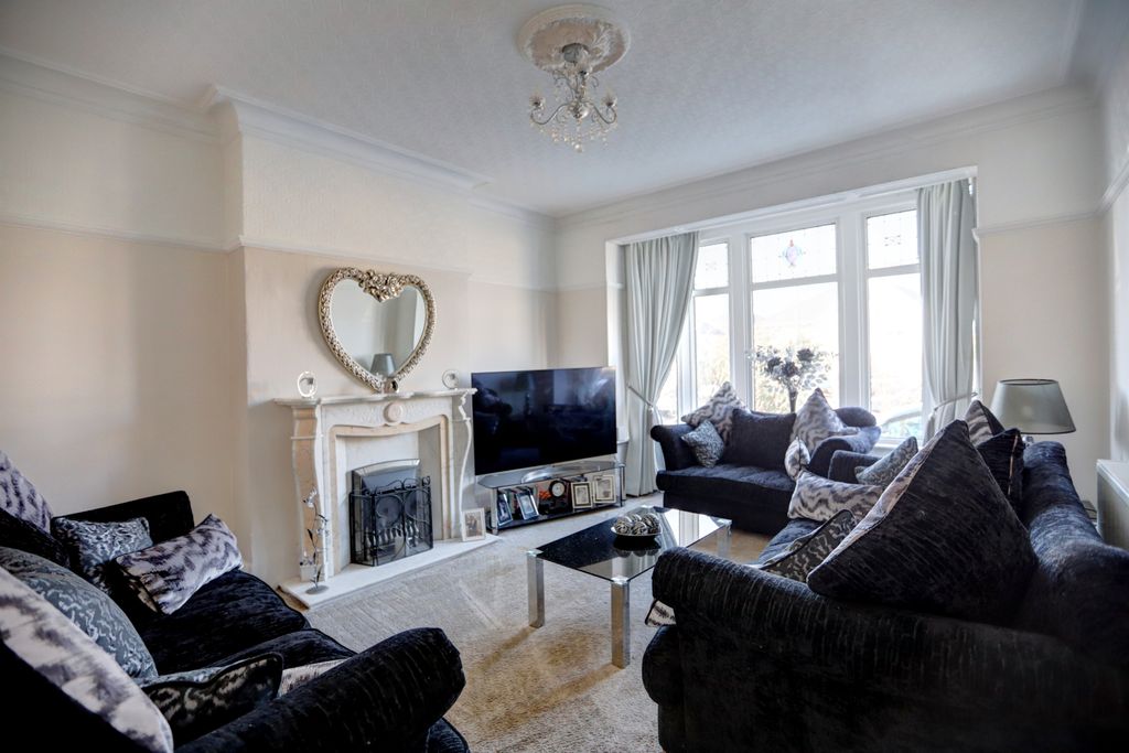 Property photo 3 of 25 Lounge