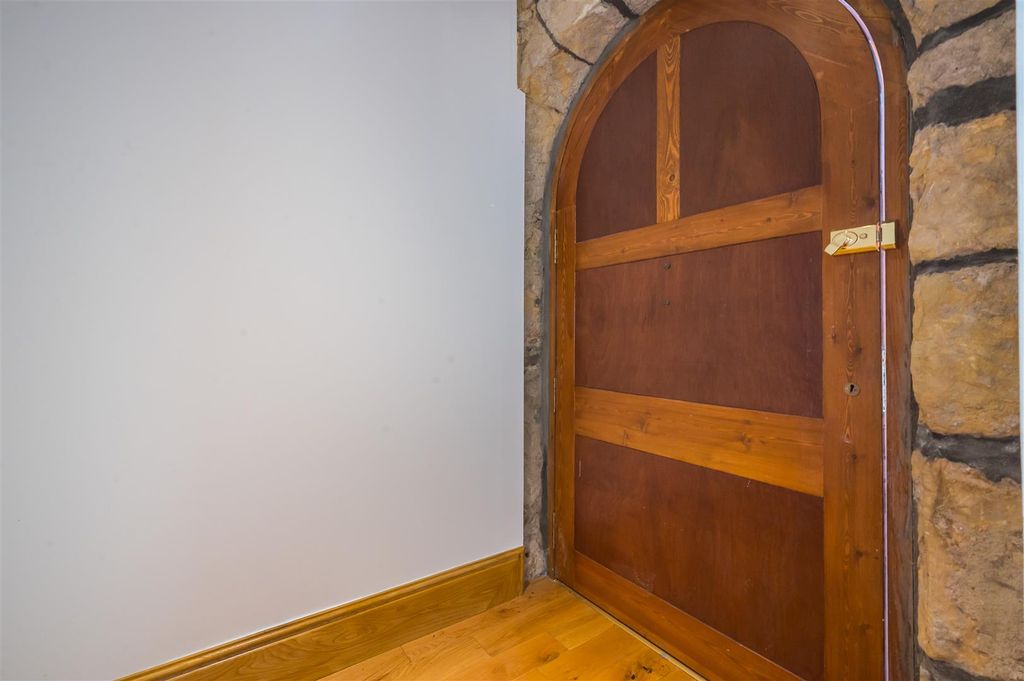 Property photo 2 of 23 Vestibule