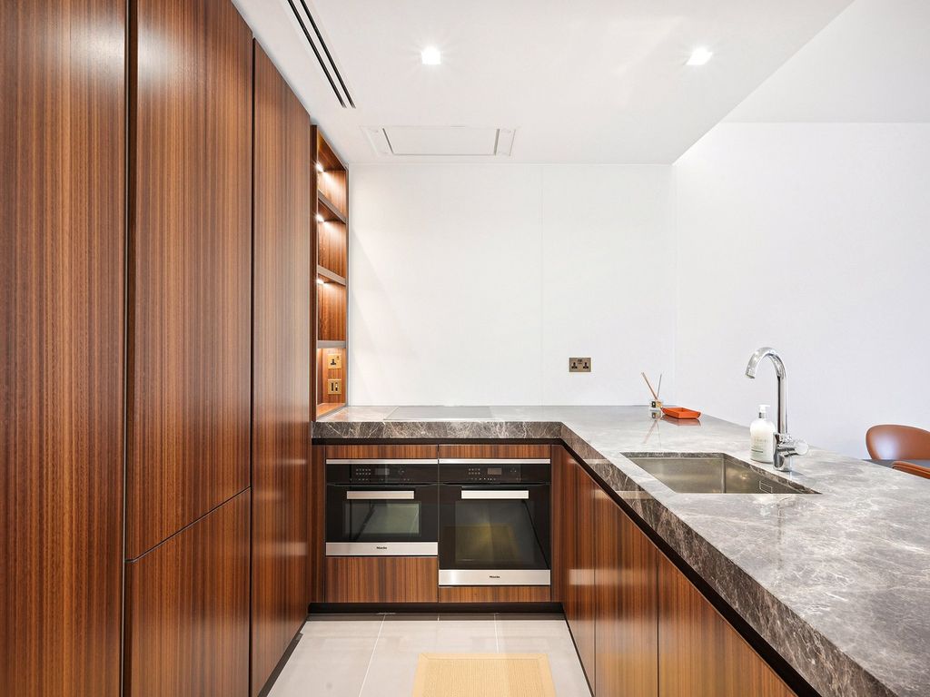 Property photo 3 of 16 Lincoln Square