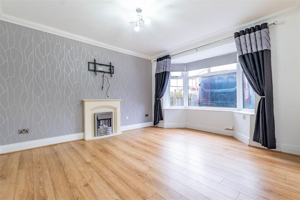 Property photo 2 of 18 Lounge