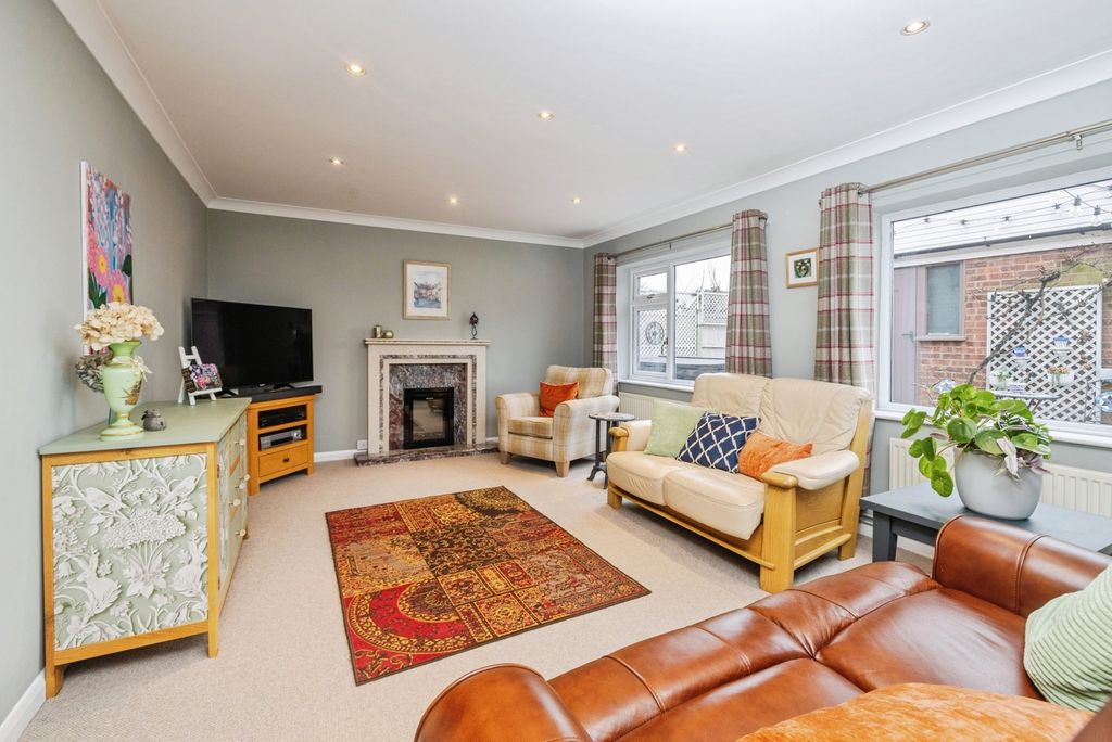 Property photo 3 of 24 Lounge