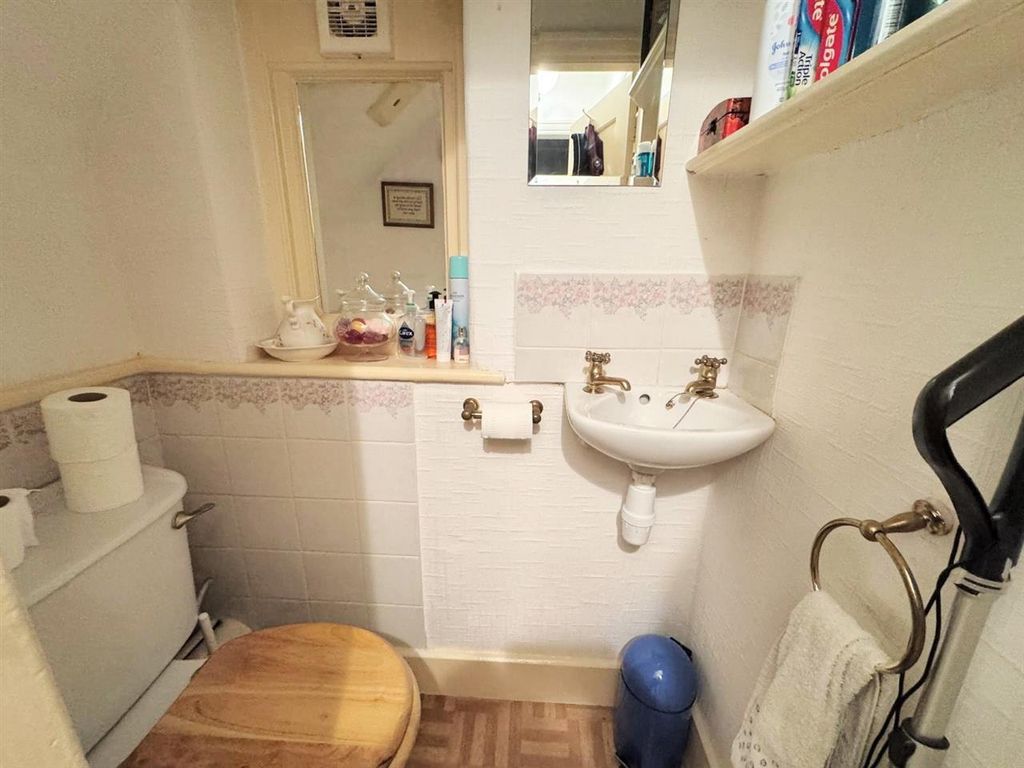 Property photo 3 of 16 Cloaks/wc