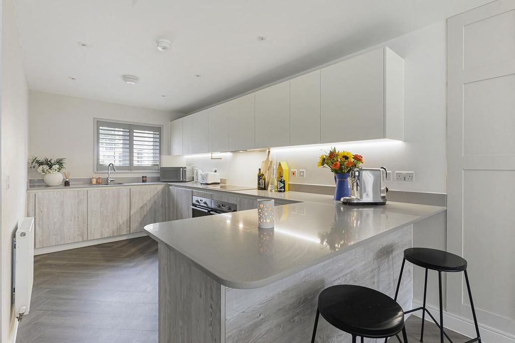 Property photo 3 of 17 Kitchen