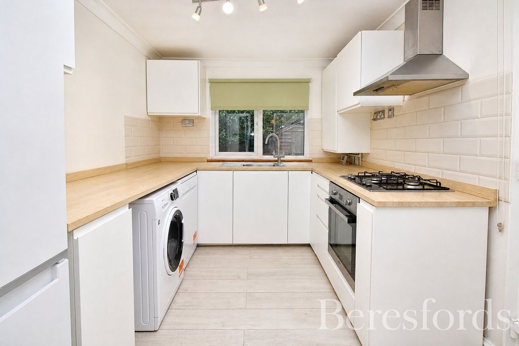 Property photo 3 of 8 Kitchen